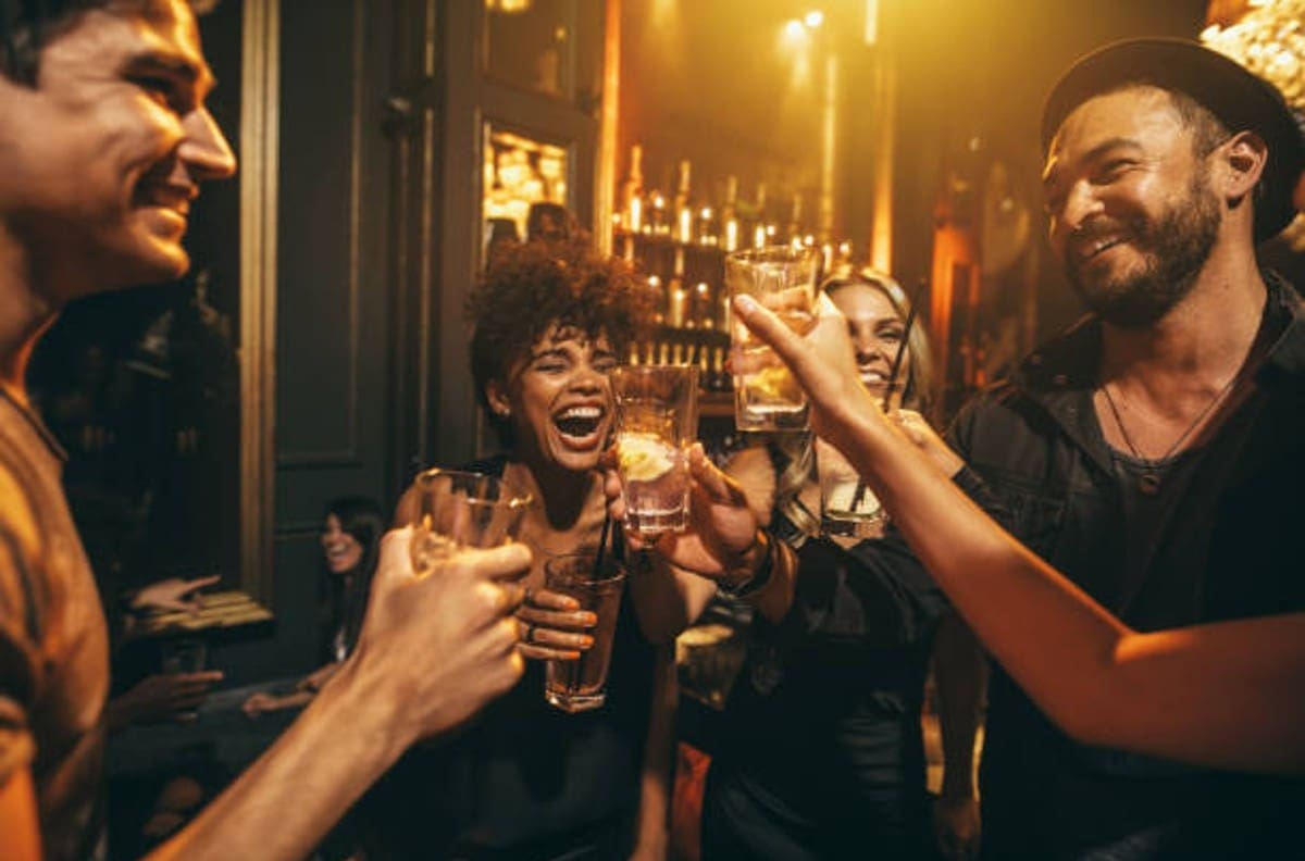 Los 5 signos que más disfrutan ir a bares
