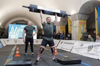 Militares rinden honor a atleta que falleció en el combate contra Rusia con competencia deportiva