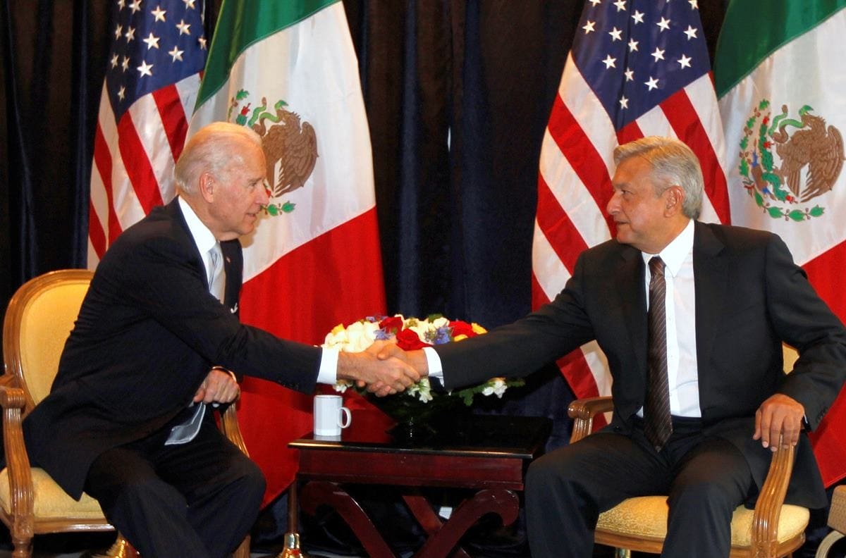 Fuentes federales aseguran que AMLO pedirá a Biden compartir vacunas contra COVID-19