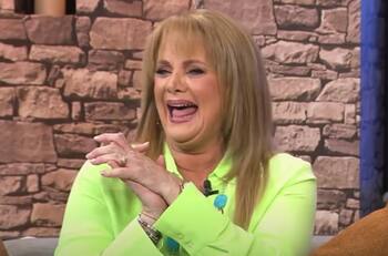 Érika Buenfil perdió el control y se subió al cofre de un auto