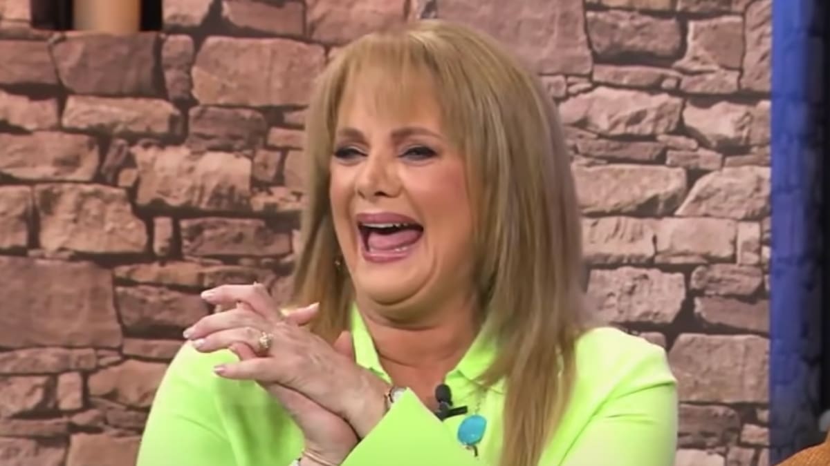 Érika Buenfil perdió el control y se subió al cofre de un auto