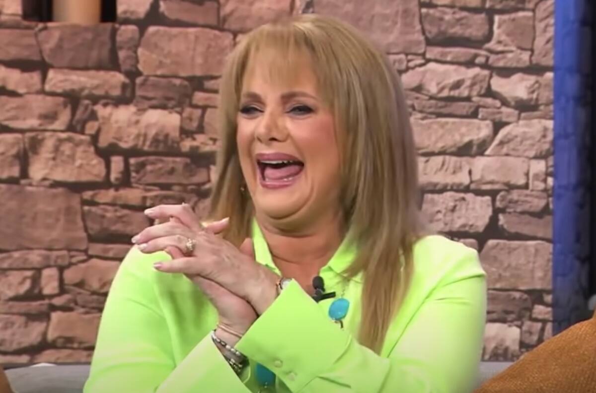 Érika Buenfil perdió el control y se subió al cofre de un auto