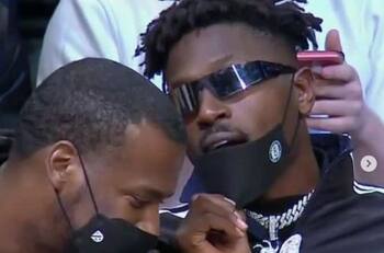 Antonio Brown aparece en juego de los Nets de Brooklyn tras ser despedido por los Tampa Bay Buccaneers