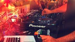 VIDEO: Este Dj pone reggaetón ‘viejito’ y se vuelve viral