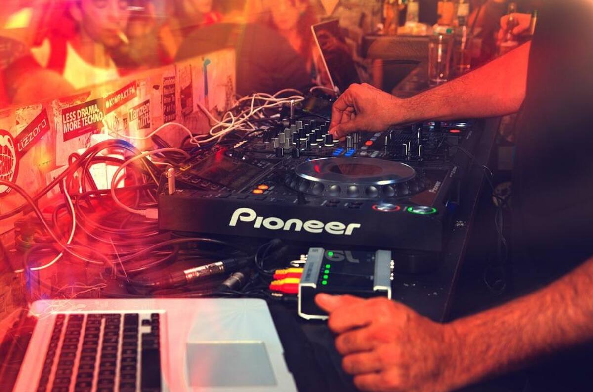 VIDEO: Este Dj pone reggaetón ‘viejito’ y se vuelve viral