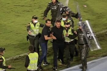 Video: Juan Carlos Osorio tuvo que salir escoltado para evitar agresiones de aficionados de América de Cali