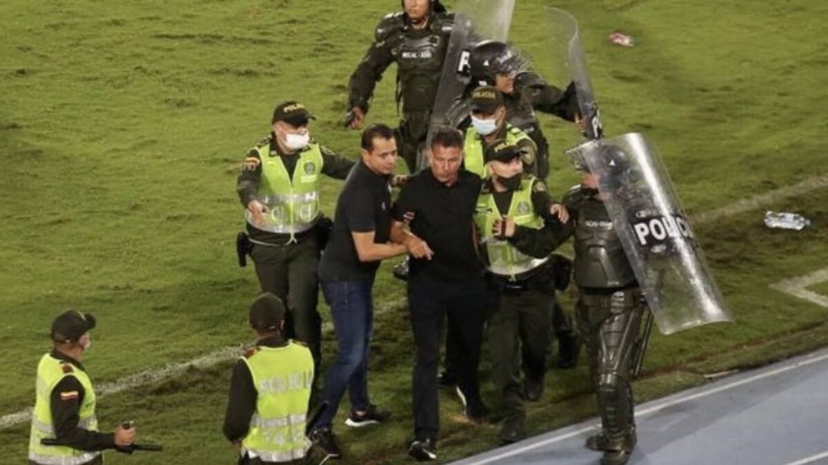 Video: Juan Carlos Osorio tuvo que salir escoltado para evitar agresiones de aficionados de América de Cali