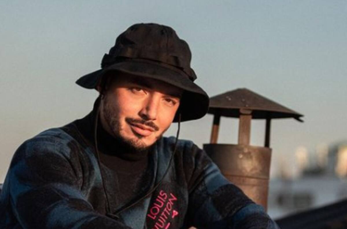 J Balvin pide ser conscientes y vacunarse pero no usa cubrebocas