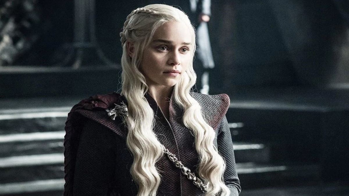 Emilia Clarke revela quién dejó el vaso de café Starbucks en "Game of Thrones"