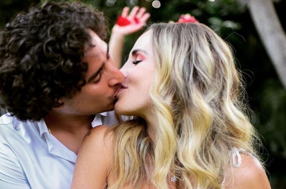 Esposa de Memo Ochoa recibe críticas por "retoque digital" en portada de revista