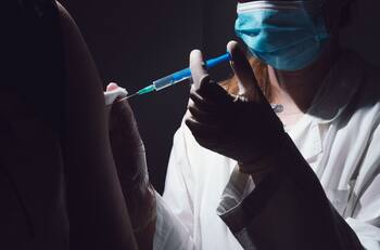 Joven recibió por error seis dosis de la vacuna Pfizer: Desconocen sus posibles efectos secundarios