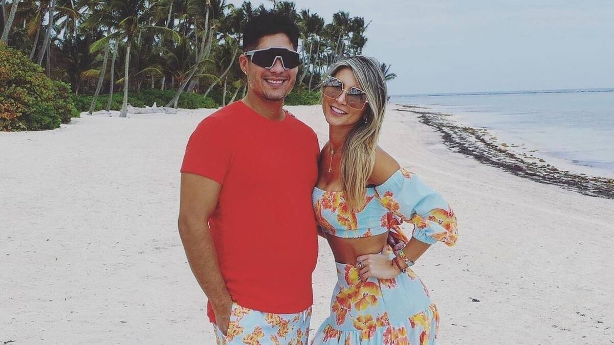 Captan a Chyno Miranda y su esposa saliendo de un restaurante: no están separados