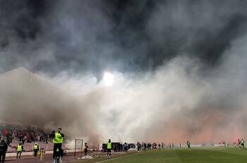 Médico que salvó a Eriksen fue herido por un petardo en Bulgaria