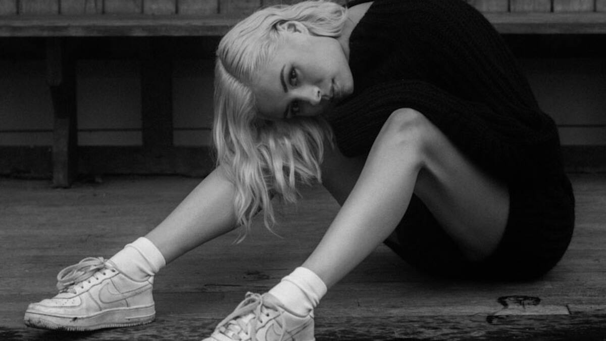 Nina Nesbitt, ex de Ed Sheeran, hace homenaje a ABBA en su nuevo sencillo, “Summer Fling”