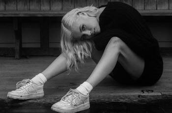 Nina Nesbitt, ex de Ed Sheeran, hace homenaje a ABBA en su nuevo sencillo, “Summer Fling”