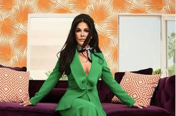 Arremeten contra Martha Debayle en Tik Tok por haber sido vacunada contra COVID-19 en su casa