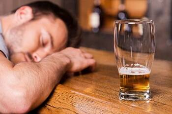 ¿Tienes sueños intensos cuando tomas alcohol? Esto dice la ciencia