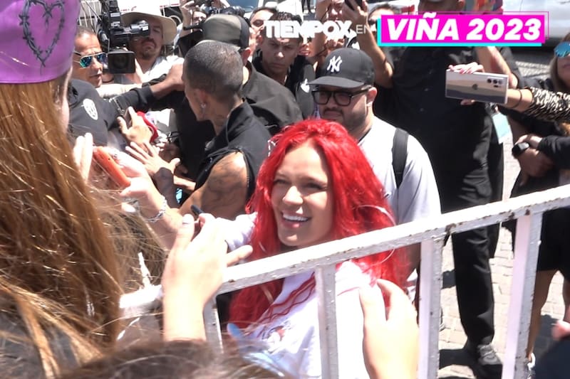 Salió del Hotel Sheraton para saludar a sus fanáticos previo al Festival de Viña 2023.