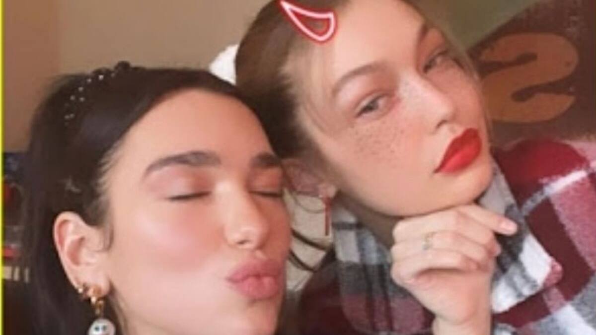 Dua Lipa comparte tierna fotografía con la bebé de Gigi Hadid y Zayn Malik