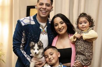 A Eduin Caz, de Grupo Firme, le cae de sorpresa su público en sus vacaciones