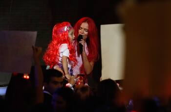 VIDEO| El tierno momento que protagonizó Karol G en el Festival de Viña 2023: Subió a una pequeña “clon” al escenario de la Quinta Vergara