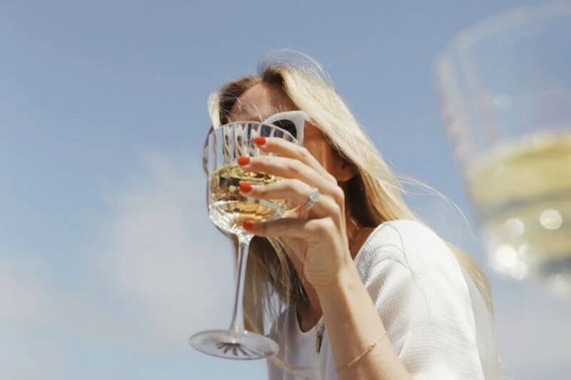 Prepara esta deliciosa bebida refrescante con sólo cuatro ingredientes.