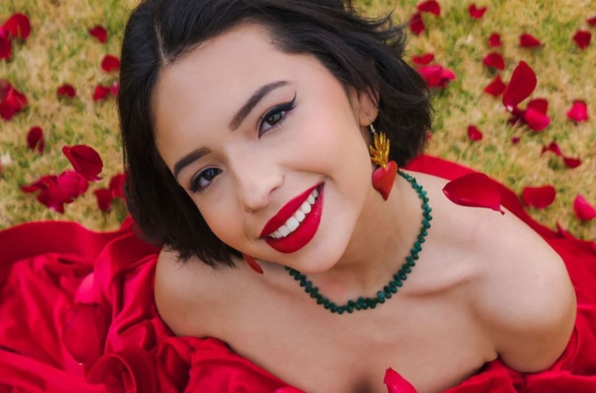 ¿Se va a casar? Ángela Aguilar sorprende al aparecer con anillo y vestida de novia