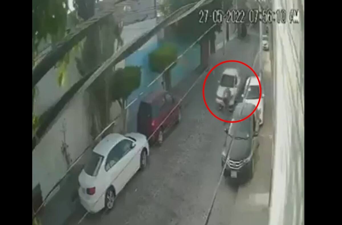 VIDEO | Conductor atropella y golpea a presunto delincuente de autopartes en Querétaro