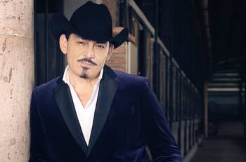 José Manuel Figueroa es sometido a cirugía de emergencia por molestias en su brazo