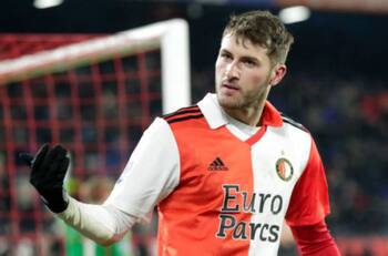 VIDEO | El espectacular golazo de cabeza de Santiago Giménez con el Feyenoord frente al Ajax