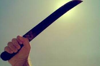 En Colombia niña de 14 años atacó a machetazos a ladrones armados