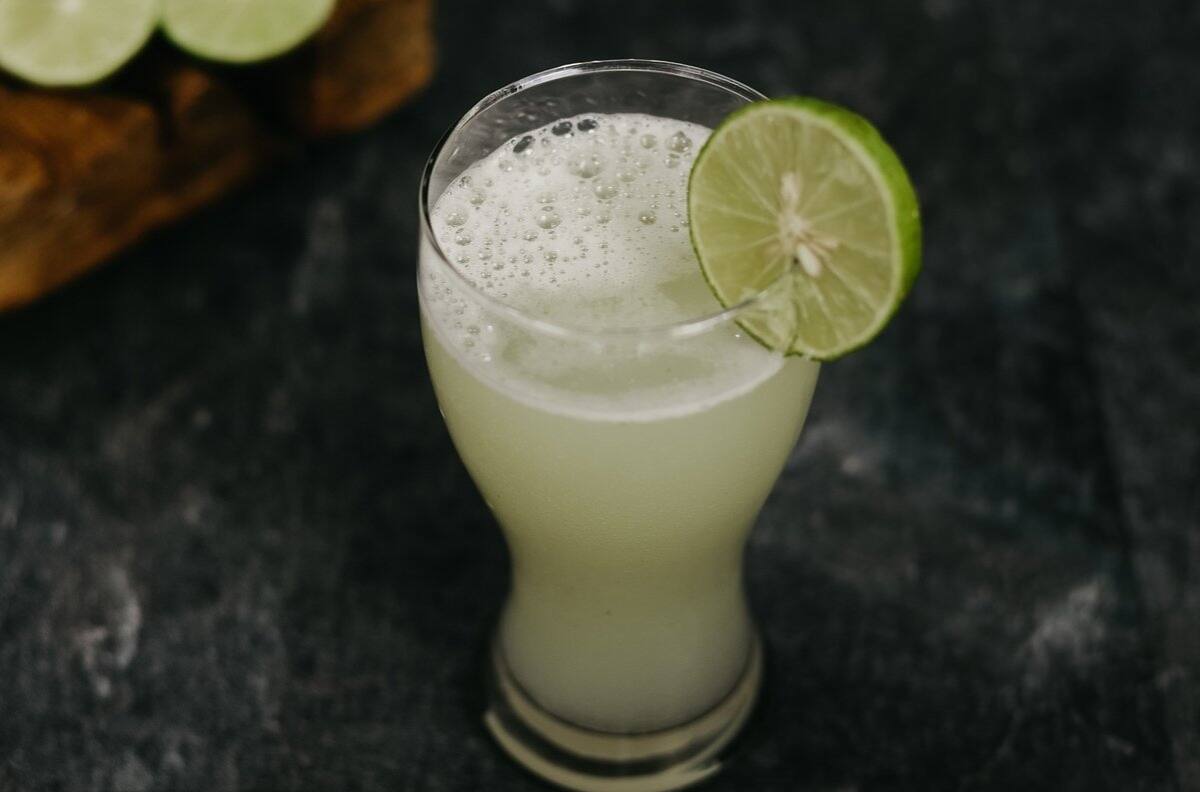 Jugo de limón, jengibre y perejil: La bebida que te ayudará a bajar muchos kilos
