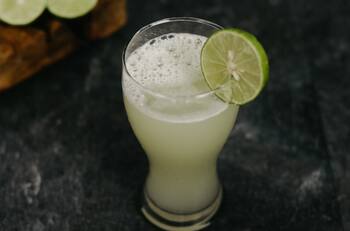 Jugo de limón, jengibre y perejil: La bebida que te ayudará a bajar muchos kilos