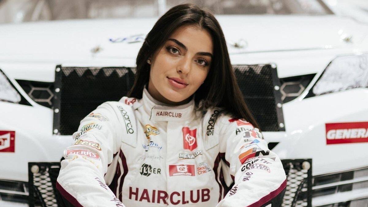 Conoce a Toni Breidinger, la piloto árabe que compite en Estados Unidos