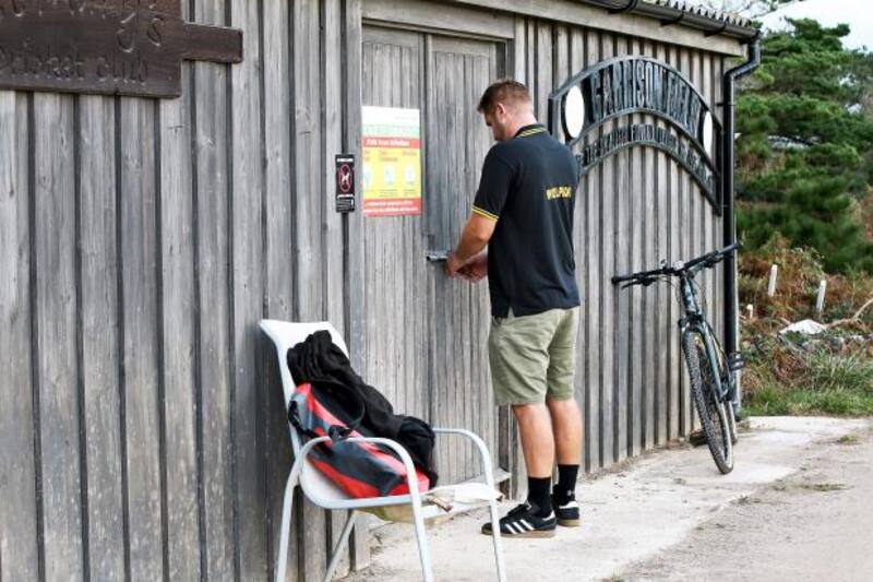 Los camarines de Garrison Field, el escenario donde se juega año a año la liga más pequeña del mundo.