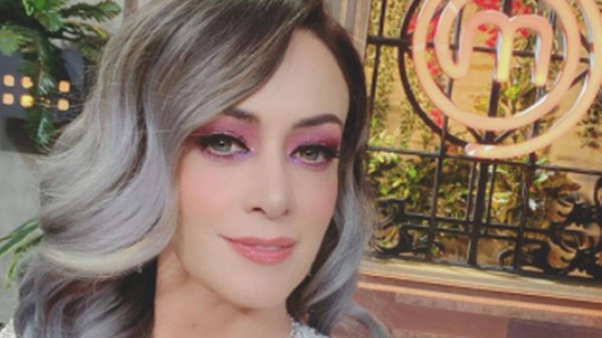 La actriz y conductora Anette Michel se prueba la camiseta de Televisa