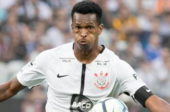 Multan al brasileño “Jô” por usar colores del odiado rival en sus zapatos