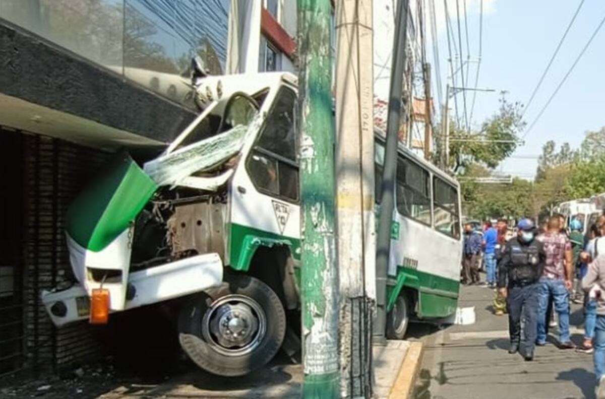 Microbús choca contra casa en CDMX; hay al menos 8 lesionados