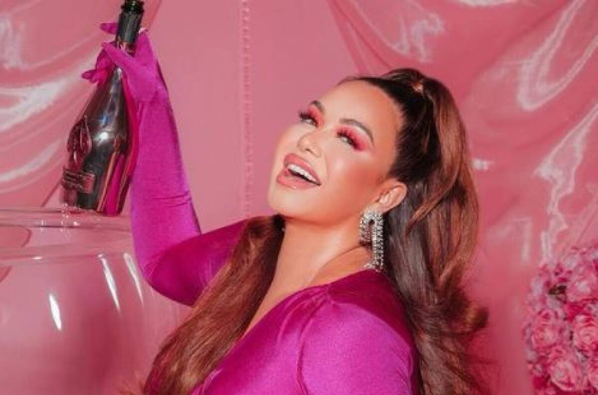 Chiquis Rivera presume sus curvas en outfit rojo al estilo Selena Quintanilla