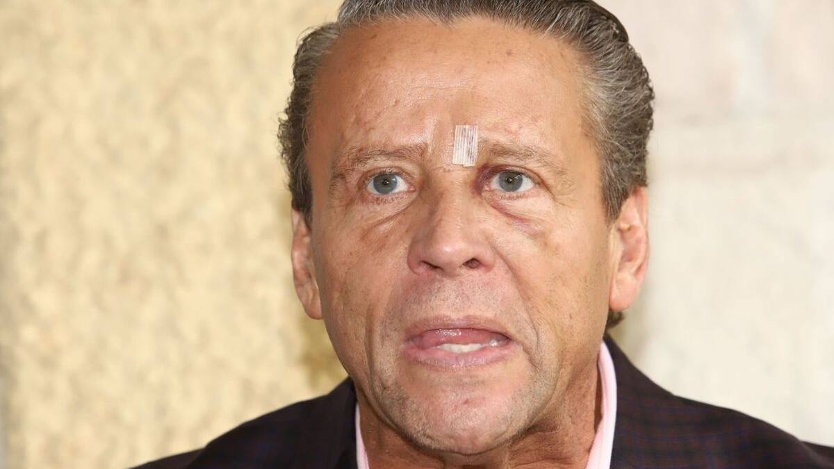 Alfredo Adame se enfrenta a golpes con abogado de Carlos Trejo y sufre fuerte caída