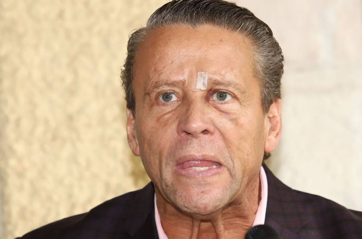 Alfredo Adame se enfrenta a golpes con abogado de Carlos Trejo y sufre fuerte caída