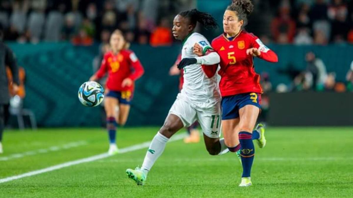 Jugadoras de Zambia y España disputan un balón, durante el partido correspondiente al Grupo C del Mundial Femenino.