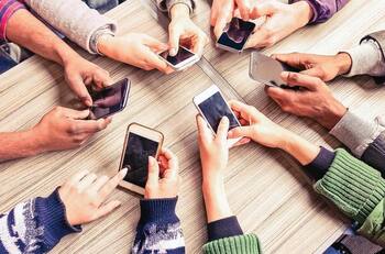 Trágico: adolescente turco muere traes caer de 12 pisos por intentar recuperar su teléfono celular