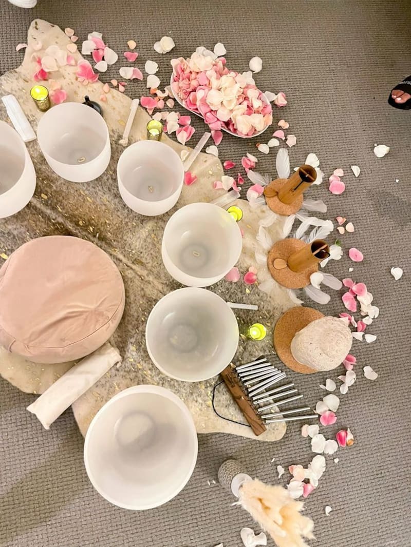 Se realizan sesiones en conjunto; sin embargo, tú puedes realizar un baño de sonido en casa