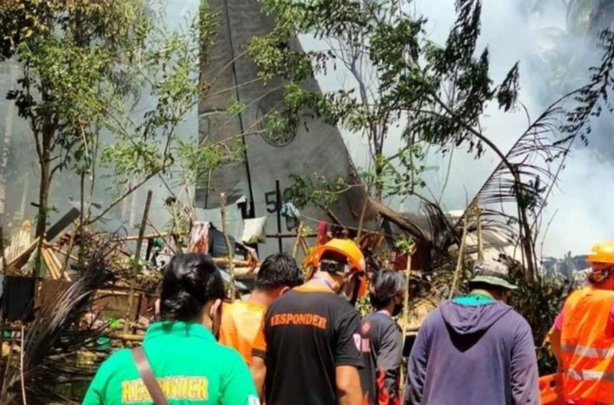 Avión militar se desploma en Filipinas, hay 45 muertos y 53 heridos