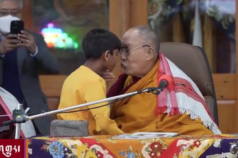 Dalai Lama pide disculpas por besar a un niño en la boca.