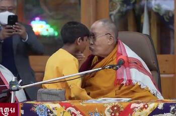 Dalai Lama ofrece disculpas tras besar en la boca a un menor