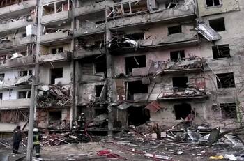 VIDEO: Registran impactante ataque de un misil en edificio residencial en Kiev