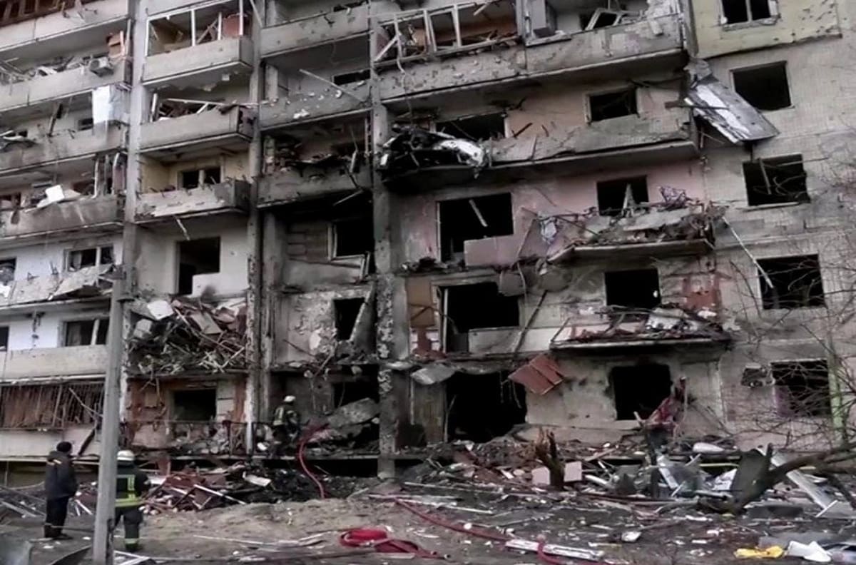 VIDEO: Registran impactante ataque de un misil en edificio residencial en Kiev