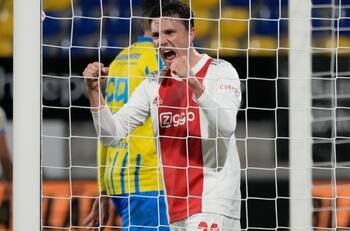 El Ajax de Edson Álvarez golea contundentemente al Waalwijk en la Eredivisie